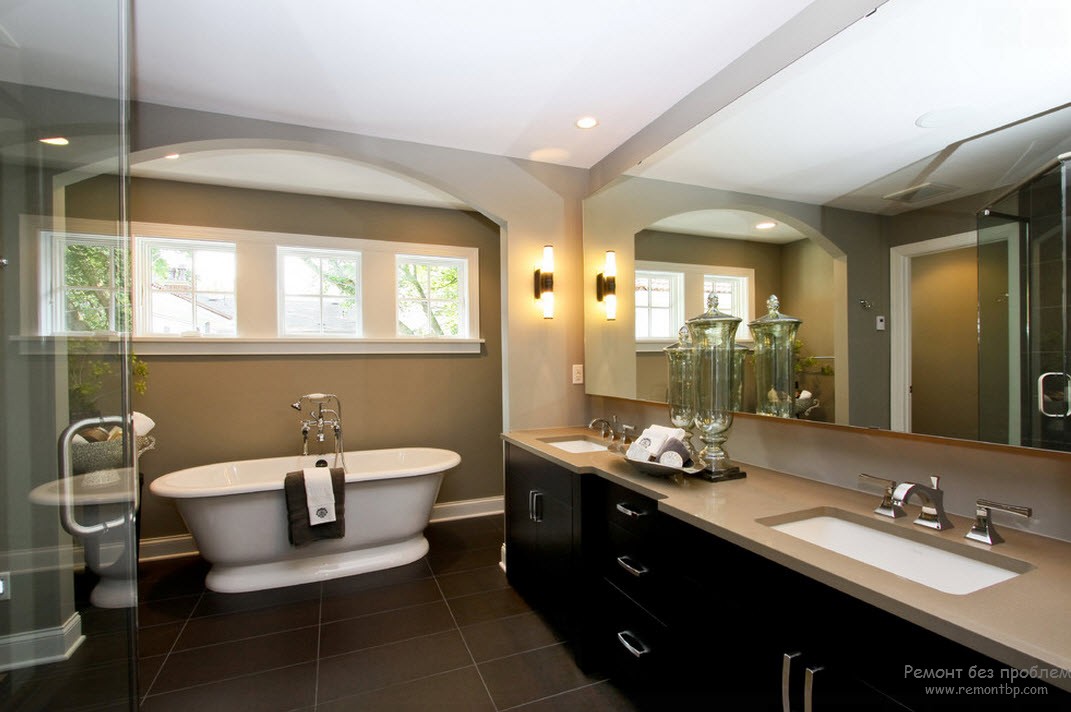 Эффектный интерьер ванной комнаты с использованием напольной плитки более темного тона