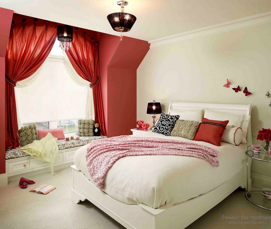 Червоні штори у спальні