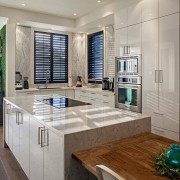 Обеденный стол из дерева