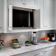 Телевизор в шкафу на кухне