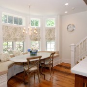 Сочетание римской шторы и подушек