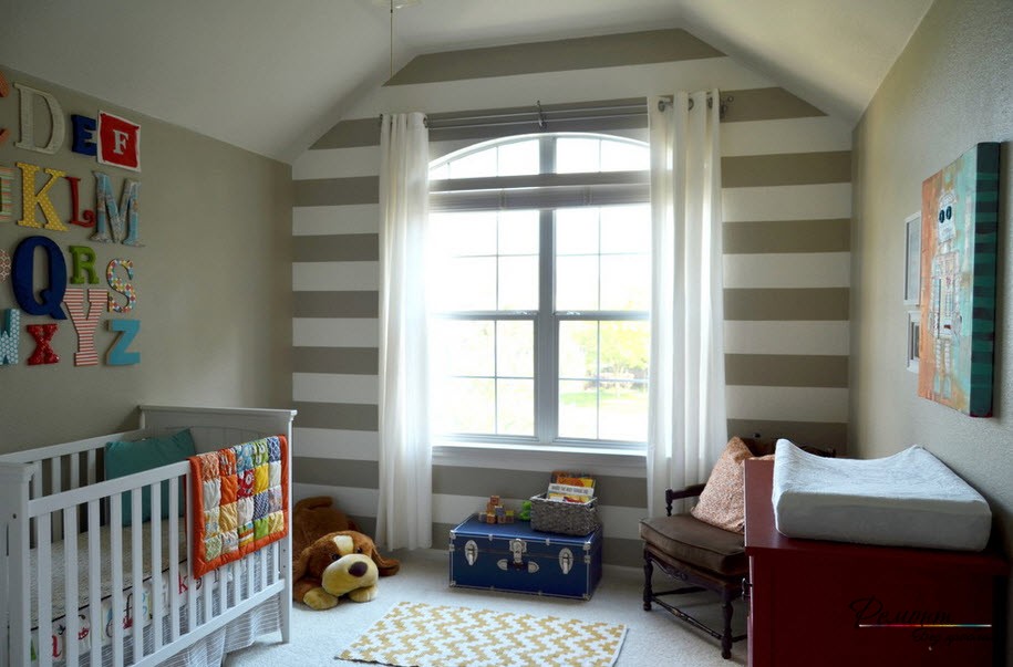 Одна стена детской комнаты, декорированная полосами