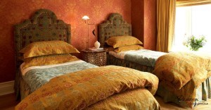 К подбору обоев следует подходить очень внимательно и тщательно