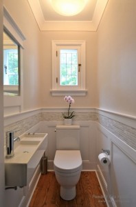 Маленький туалет в классическом белом цветовом решении