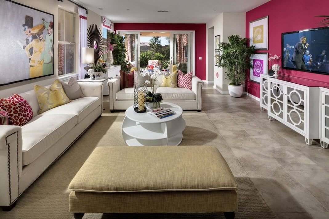 Эффектный интерьер розовой гостиной в сочетании с белыим и кремовым цветами