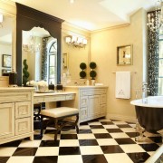 Красивый интерьер черно-белой ванной комнаты с шахматным полом
