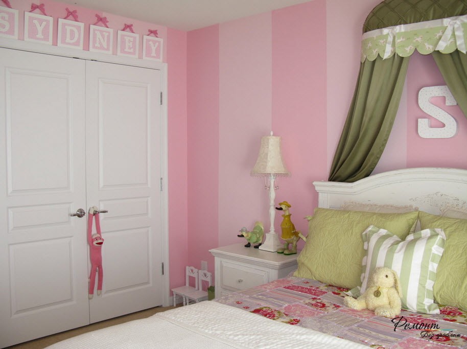Светлые розовые полосы на стенах создают романтичность и нежность в интерьере комнаты для девочки