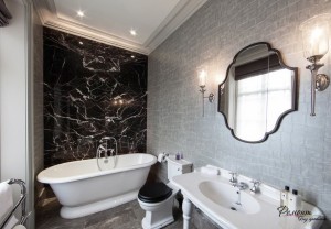 Эфффектный интерьер черно-белой ваннй комнаты с серыми обоями на стенах