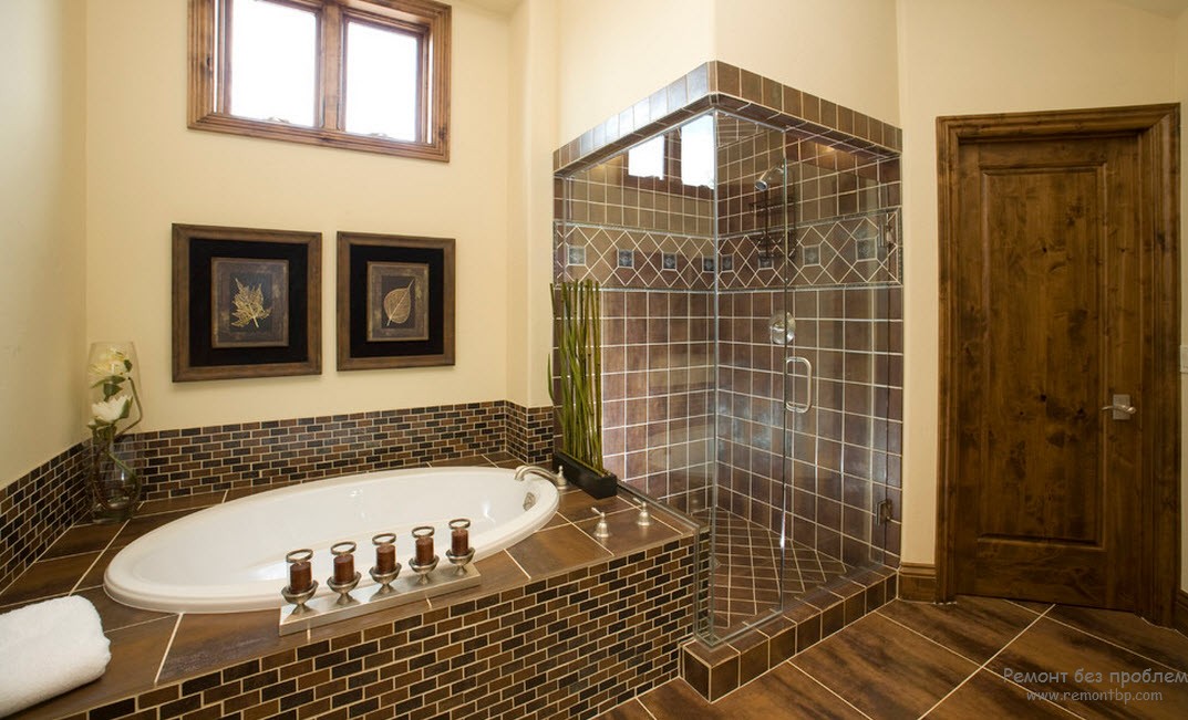 Очень эффектный комбинированный вариант декорирования плиткой интерьера ванной комнаты