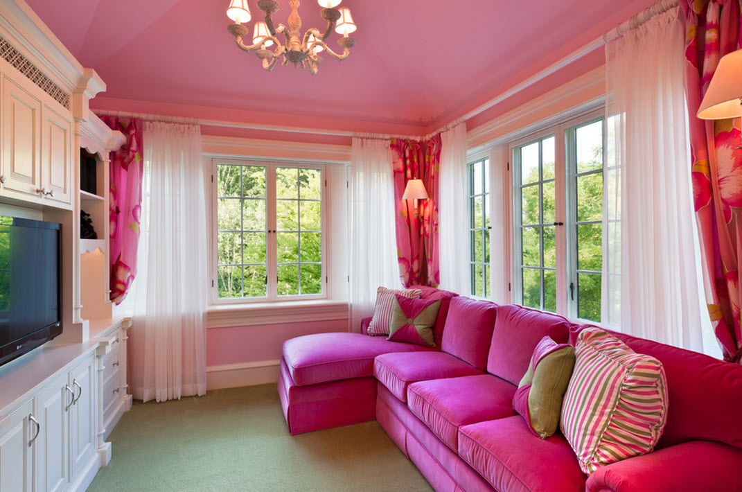 Уютный, сладкий и женственный интерьер розовой гостиной