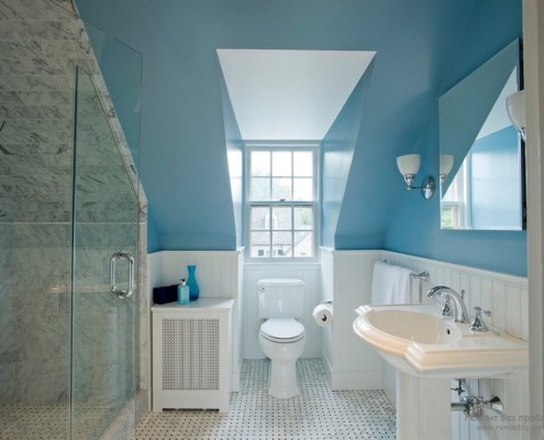 Синє небо у ванній кімнаті