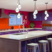 Темно-фиолетовый с яркими красками