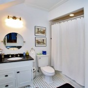 Черно-белый интерьер небольшой ванной комнаты, где основной тон белый