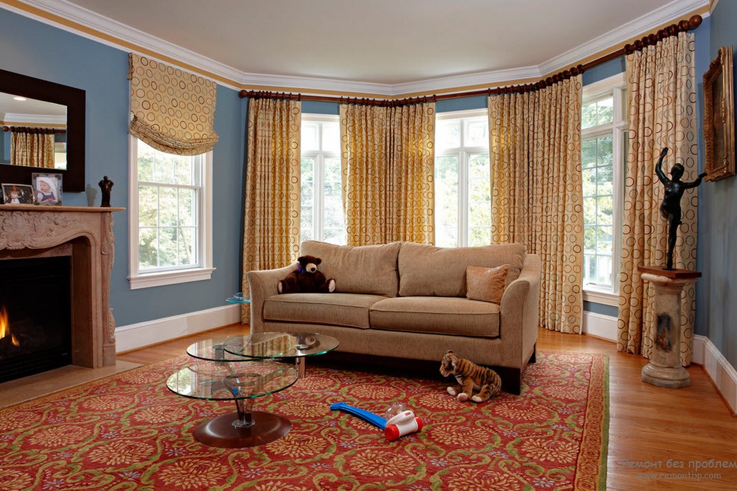 Кресло подобрано пр цвету с закругленными формами и низкой спинкой - отличное место для чтения и отдыха