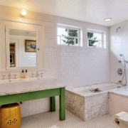 Зеленая нижняя часть стола создает интерьер зеленой ванной комнаты