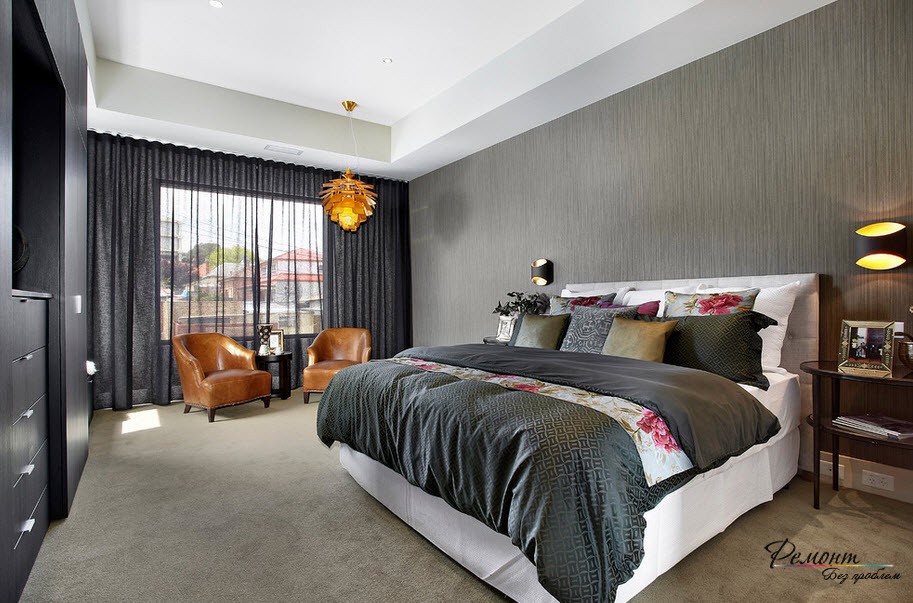 Стильный интерьер спальни с серыми обоями на стенах