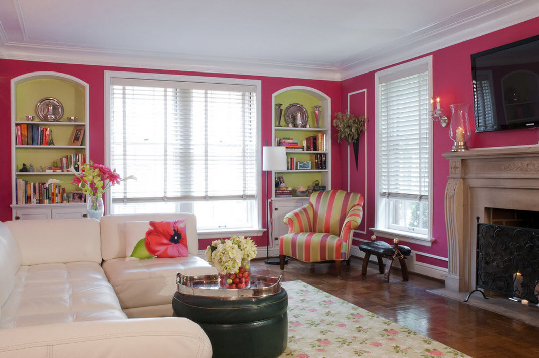 на фоне ярко=розовых стен мебель должна быть нейтрального цвета