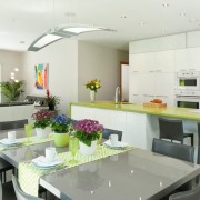 Белая кухня с салатовыми акцентами