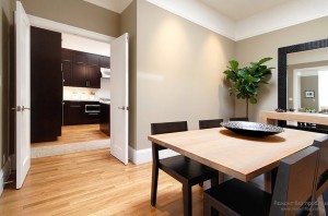 Белые двери в стиле минимализма