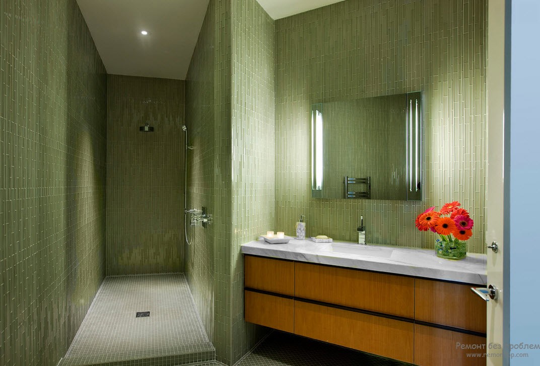 Интерьер зеленой ванной комнаты, где цвет стен темнее цвета потолка и пола