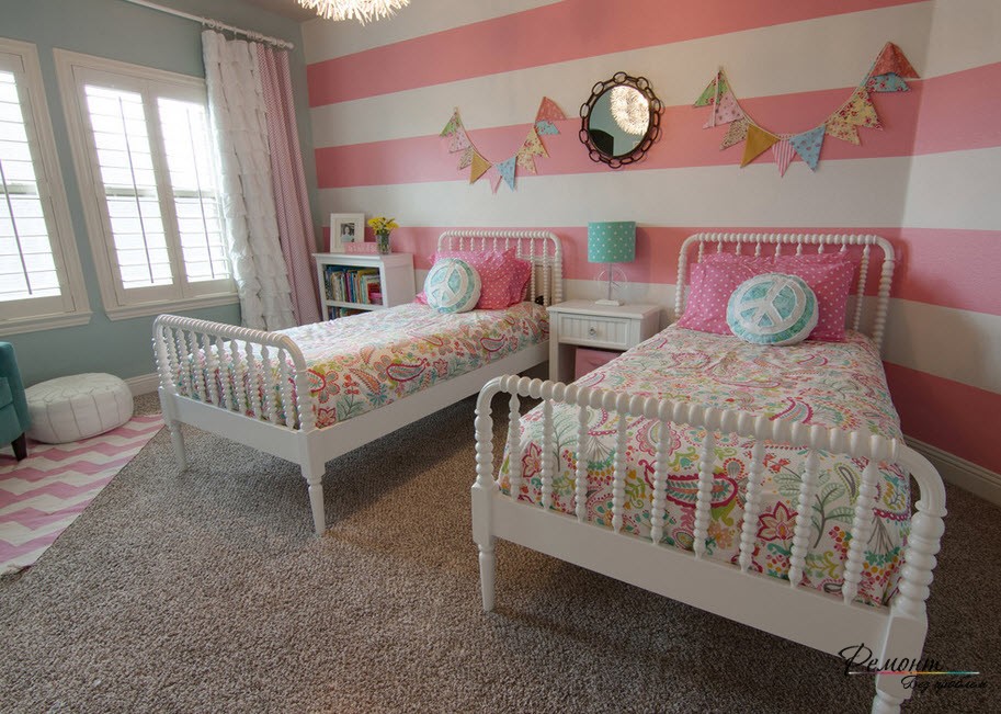Романтична обстановка в кімнаті для дівчаток зі світло-рожевими смугами на стінах