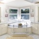 Угловая ванна дает оформить помещение в романтическом стиле Греции и создать симметрию