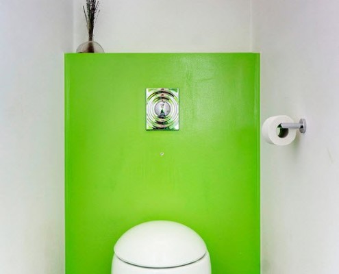 Флуоресцентная зелёная панель, закрывающая зону водопроводной инсталляции