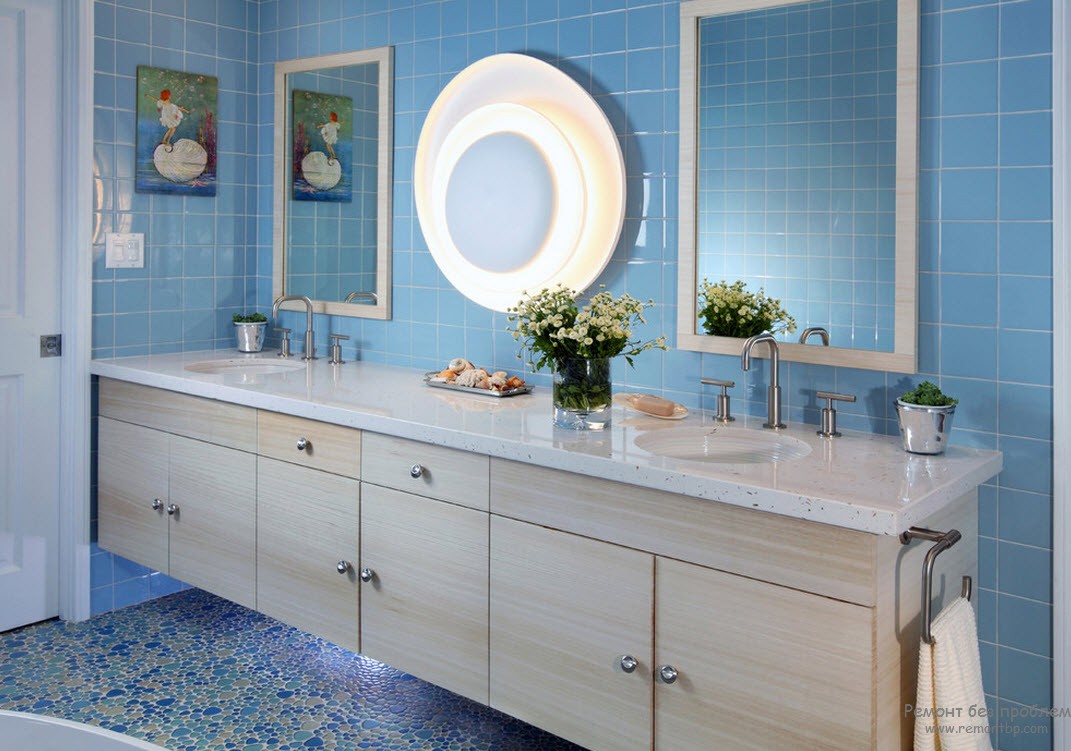 Стіни та підлога в синій ванній