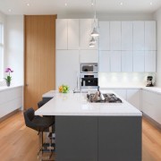 Кухня с высокой дверью