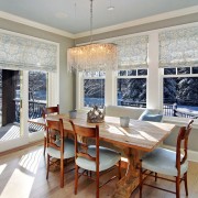 Оригинальная люстра в столовой