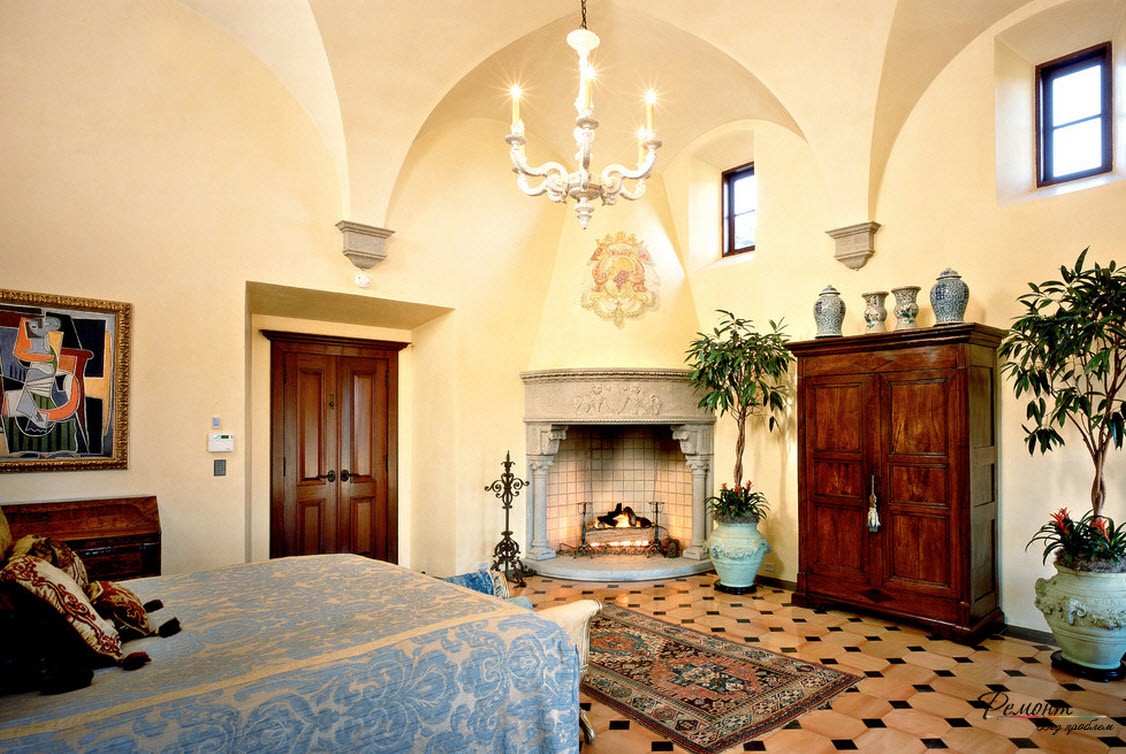 Красивый классический интерьер гостиной с угловым камином