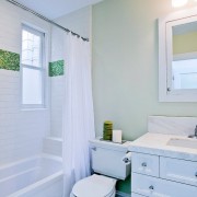Фрагмент, выложенный зеленой мозаикой для создания зеленого интерьера ванной комнаты