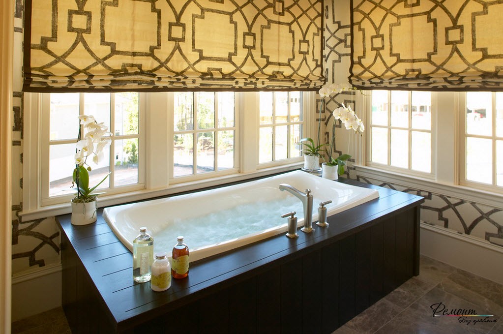 Рисунок римских штор повторяет рисунок декоративной отделки стен ванной комнаты