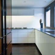 Кухня с большими окнами