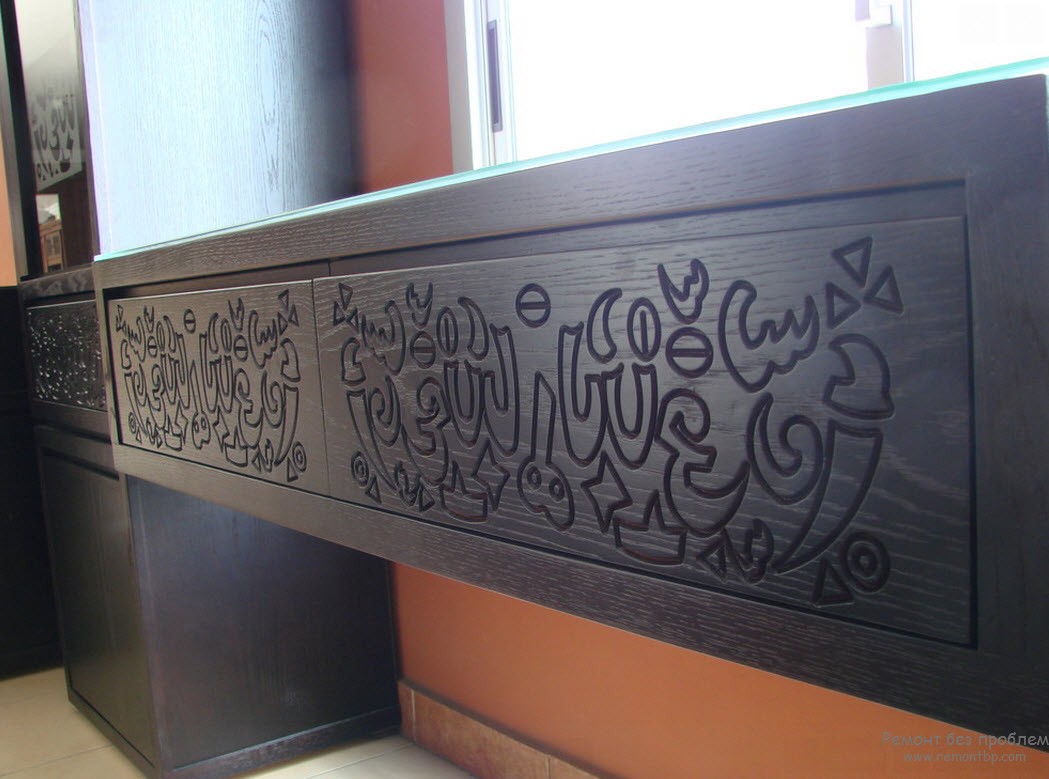 Панели украшены арабесками из текстов