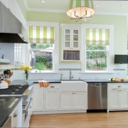 Кухня с текстилем в полоску