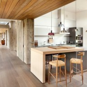 Светлая матовая кухня с окном