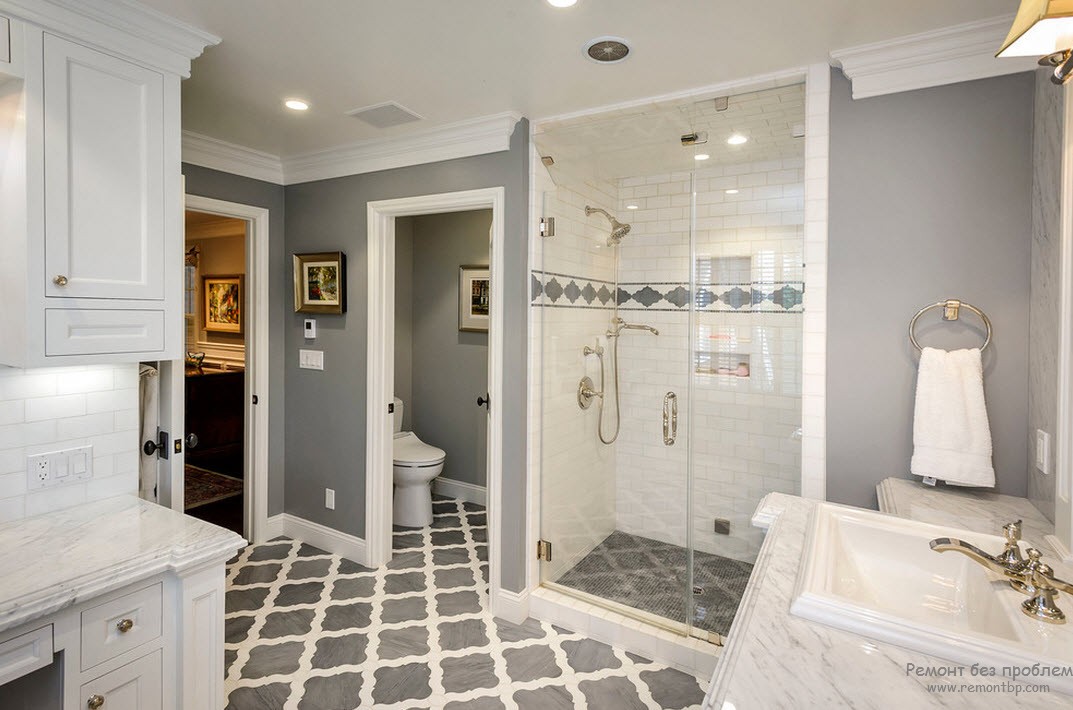 Красивый интерьер серой ванной комнаты в сочетании с белым цветом
