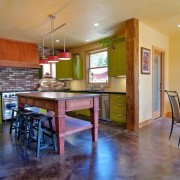 Красные светильники на кухне