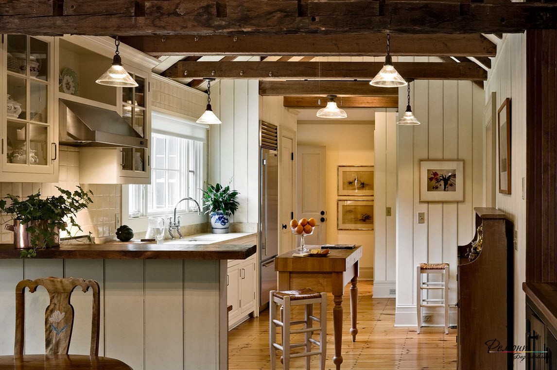 Потолок с деревянными балками в интерьере загородной кухни