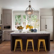 Яркие скамейки и желтый диванчик