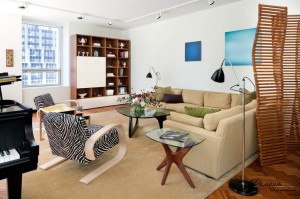 В квартире, имеющей достаточно пространства, ширмы играют в большей степени роль декора
