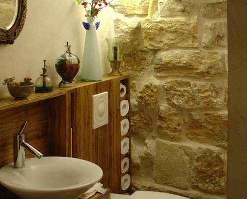 Камень в декоративной отделке стен туалета