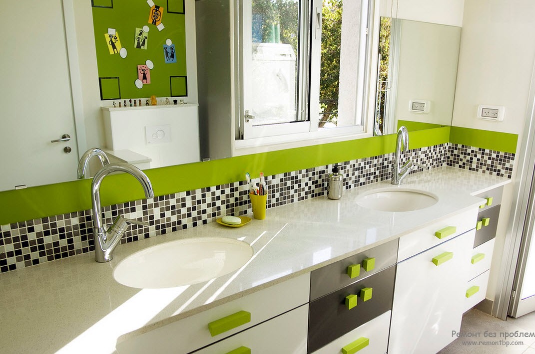 Фисташковый насыщеный цвет в комбинации с белым и серым в интерьере ванной комнаты
