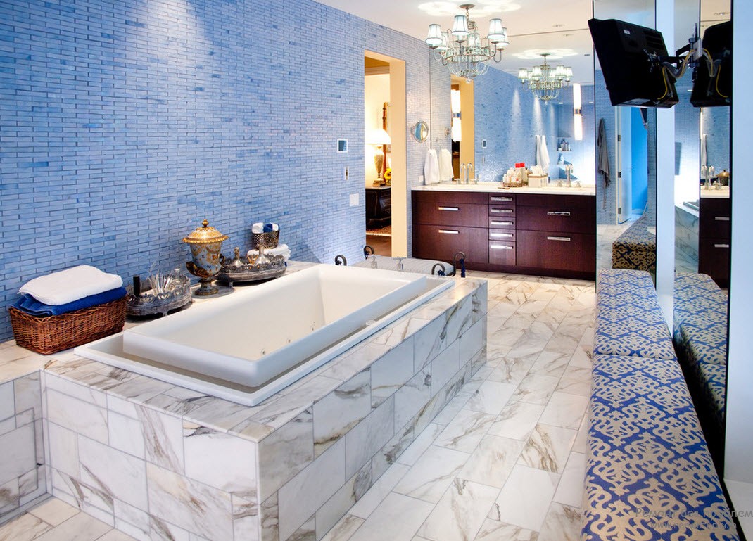 Большая синяя ванная комната