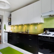 Яркие контрасты на кухне