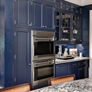 Темно-синяя мебель на кухне