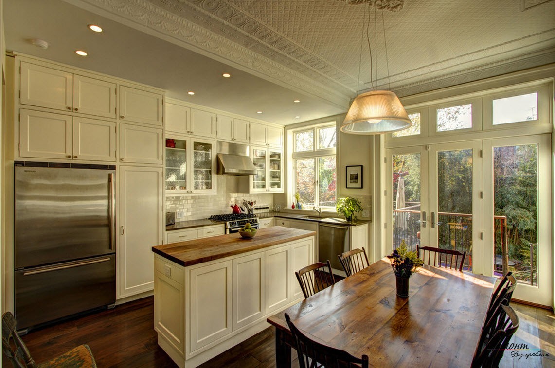 Інтер'єр кухні в заміський домішок красивим природним ландшафтом за вікном