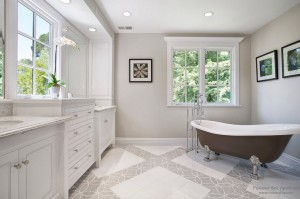 Ванна в серо-белых тонах