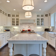 Яркое освещение на кухне